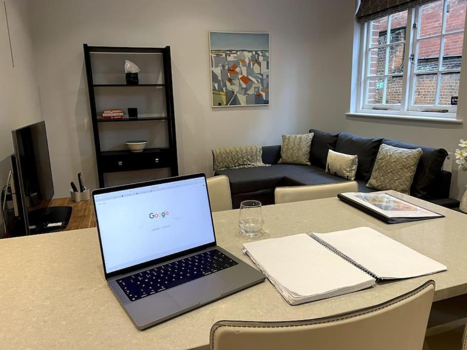 Charming & Cosy Town Centre Home With Parking Guildford Buitenkant foto
