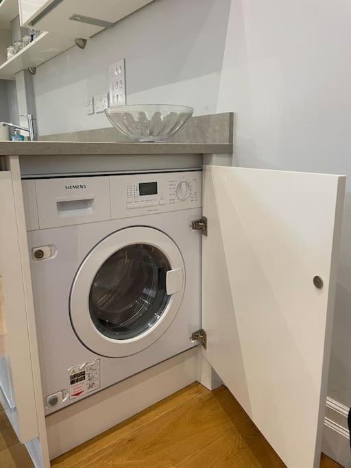 Charming & Cosy Town Centre Home With Parking Guildford Buitenkant foto