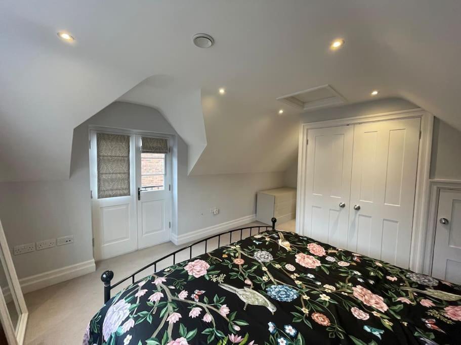 Charming & Cosy Town Centre Home With Parking Guildford Buitenkant foto