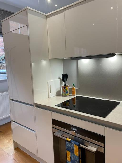 Charming & Cosy Town Centre Home With Parking Guildford Buitenkant foto