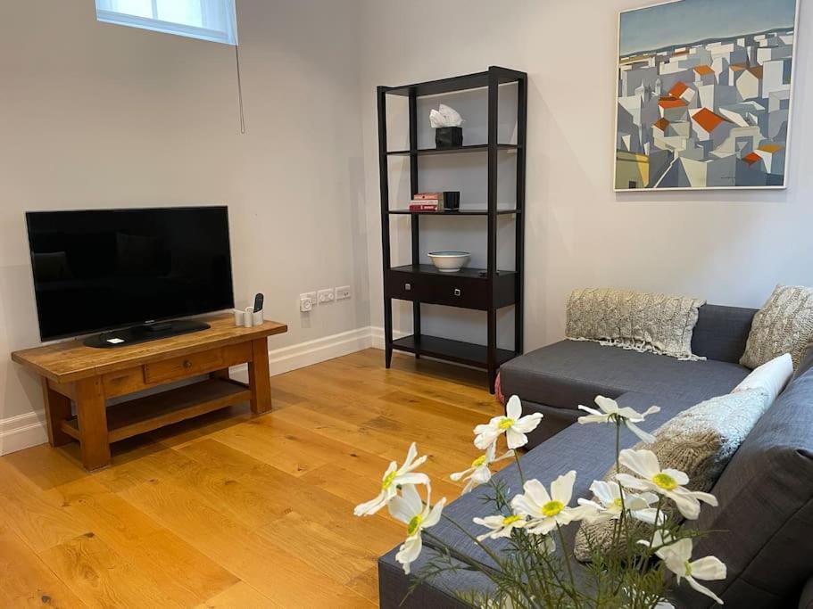 Charming & Cosy Town Centre Home With Parking Guildford Buitenkant foto